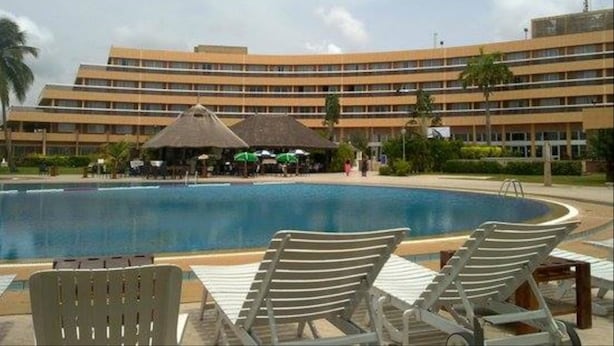 Outdoor pool, pool umbrellas - Benin Marina Hôtel (Cotonou)