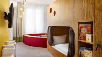 Familienzimmer | Schreibtisch, Verdunkelungsvorhänge, schallisolierte Zimmer