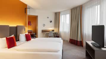 مكتب وستائر تعتيم وتجهيزات عازلة للصوت ومكواة/لوح كي