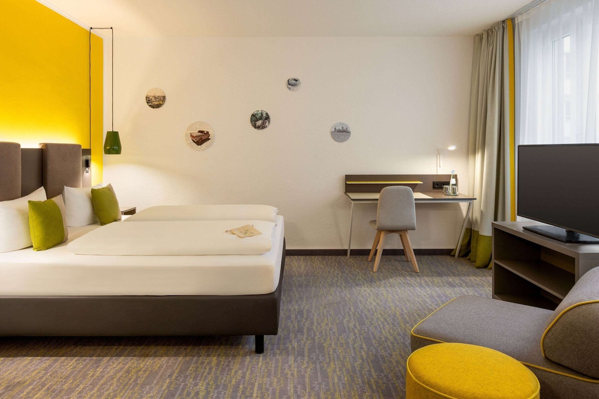 Comfort Room, Accessible | Desk, blackout drapes, soundproofing, iron/ironing board