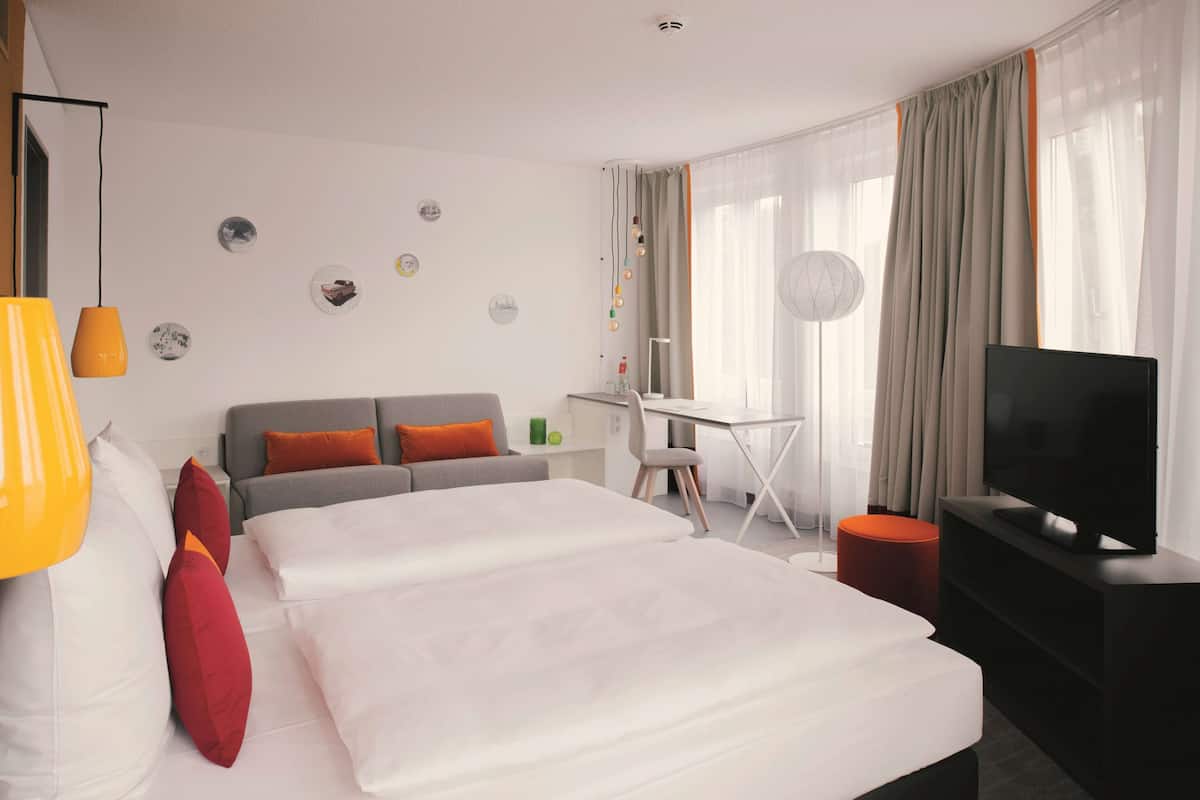Suite junior | Escritorio, cortinas blackout y insonorización