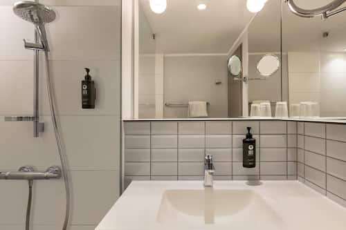 Dusche, kostenlose Toilettenartikel, Haartrockner, Handtücher