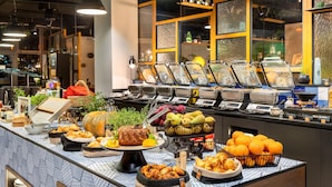 Un bufé con diversos alimentos, frutas y verduras.