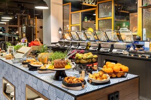 매일 뷔페 아침 식사(1인당 EUR 18)