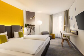 Desk, blackout curtains, soundproofing, iron/ironing board - Vienna House Easy by Wyndham Leipzig (Leipzig)