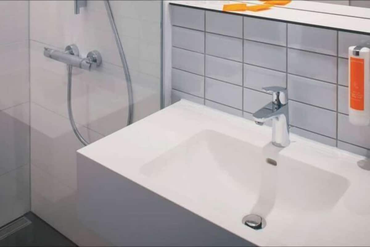 Regadera, amenidades de baño gratuitas, secadora de cabello, toallas
