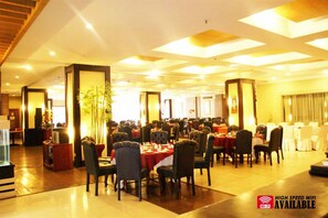 Breakfast, lunch and dinner served - Soechi International (Medan)