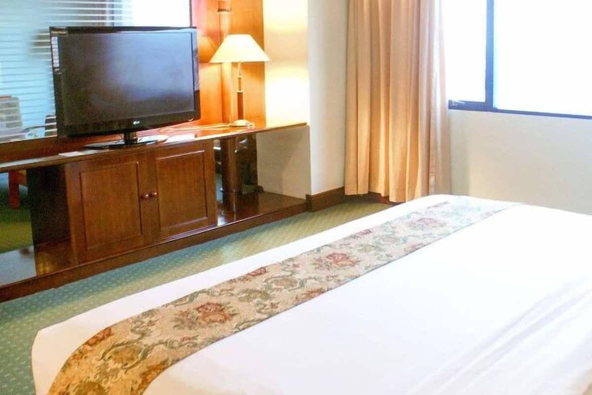 Junior Suite | In-room safe, desk, free WiFi