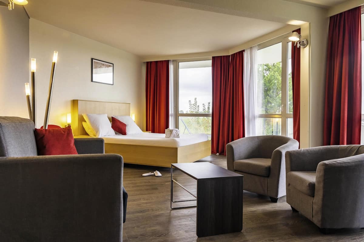 Suite, 1 Tempat Tidur Queen, balkon | Minibar, brankas, meja kerja, dan tirai kedap cahaya