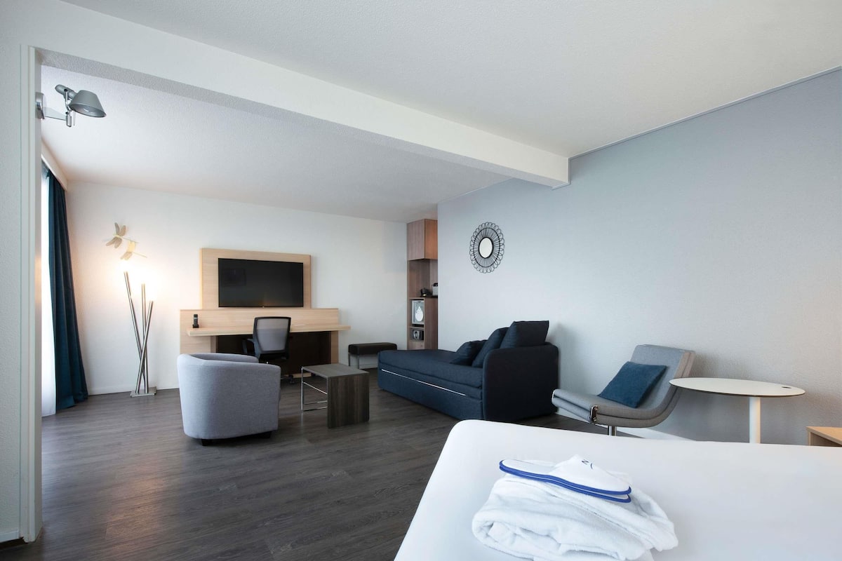 Suite, 1 Queen Bed, Balcony | Minibar, in-room safe, desk, blackout curtains