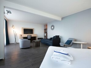 Suite, 1 cama de matrimonio, balcón | Minibar, caja fuerte, escritorio y cortinas opacas