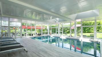Una piscina techada, abierta desde las 08:00 hasta las 22:00, sombrillas