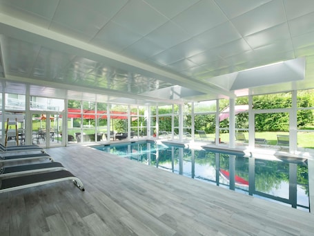 Indoor pool, open 8:00 AM to 10:00 PM, pool umbrellas, pool loungers. Hôtel Novotel Senart Golf de Greenparc