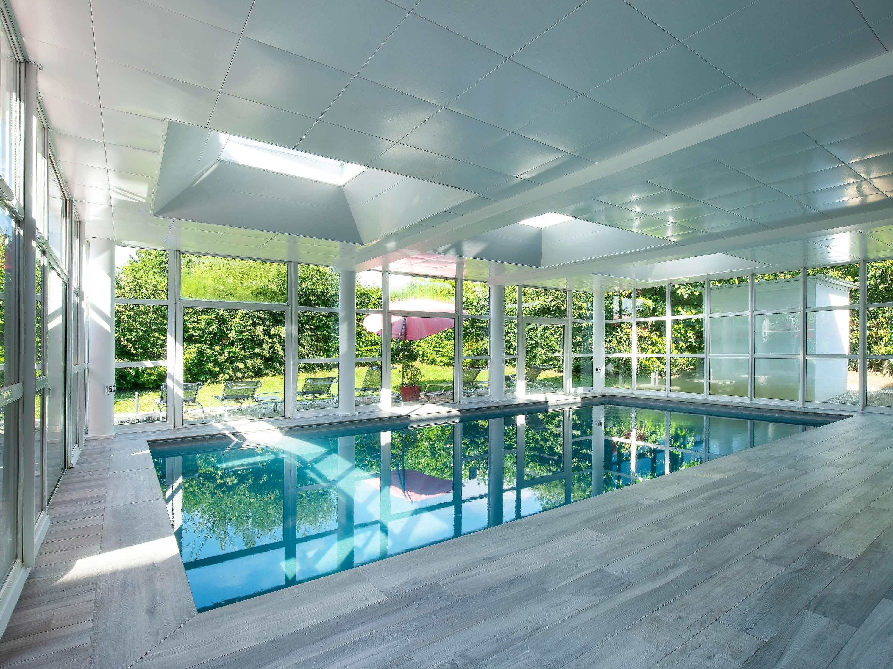 Indendørs pool, åben fra kl. 08.00 til kl. 22.00, parasoller, liggestole