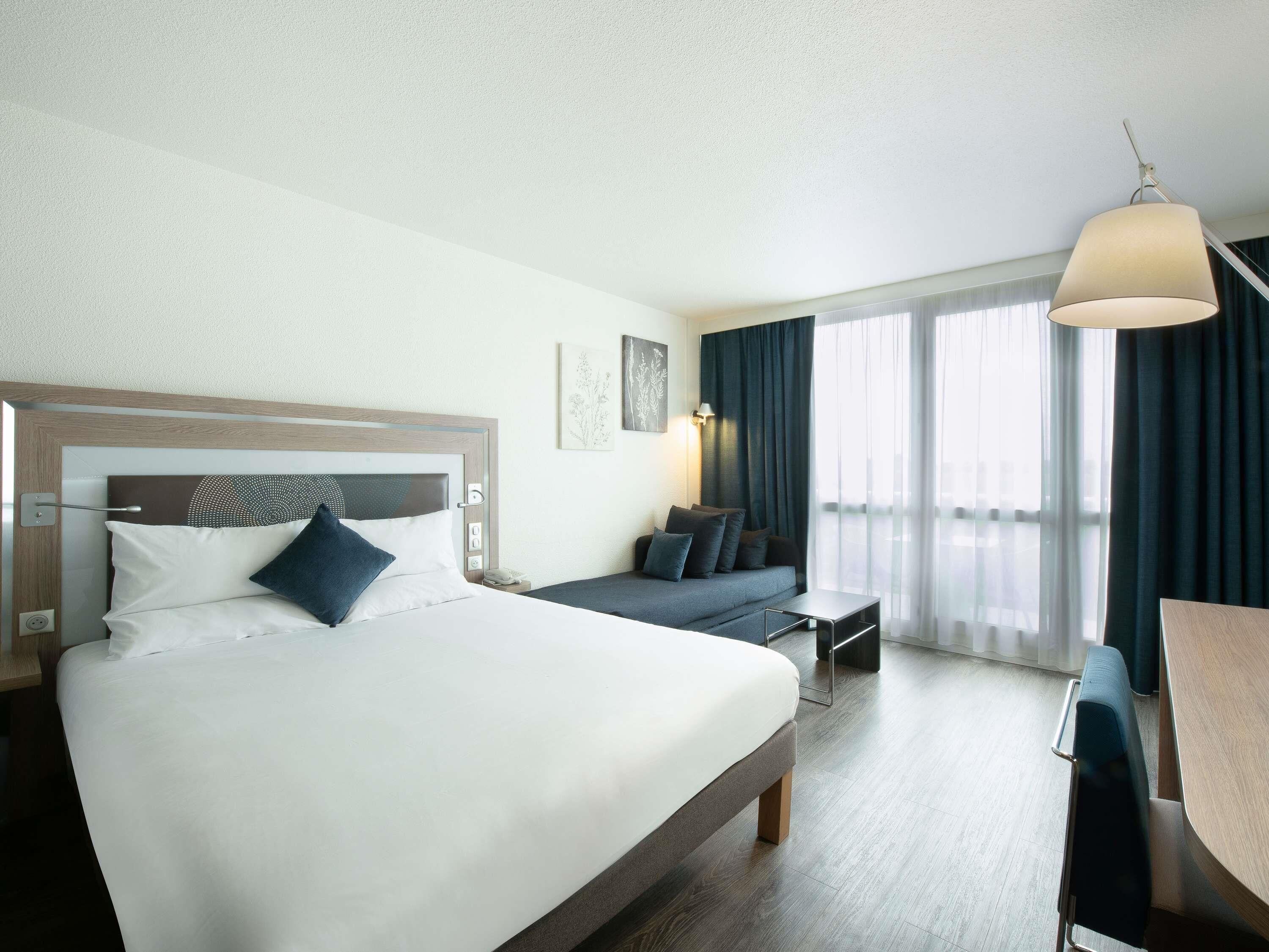 Minibar, caja fuerte, escritorio y cortinas opacas