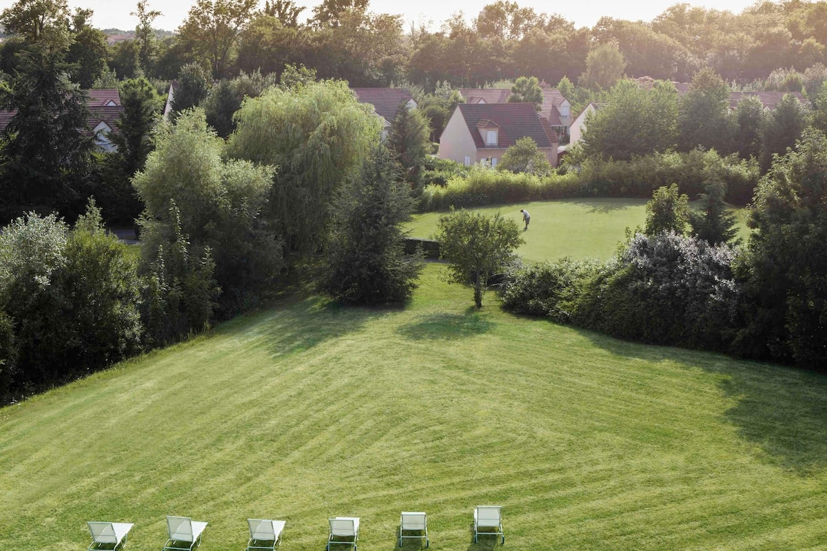 Kamar Superior, 1 Tempat Tidur Queen dengan tempat tidur Sofa, balkon | Minibar, brankas, meja kerja, dan tirai kedap cahaya