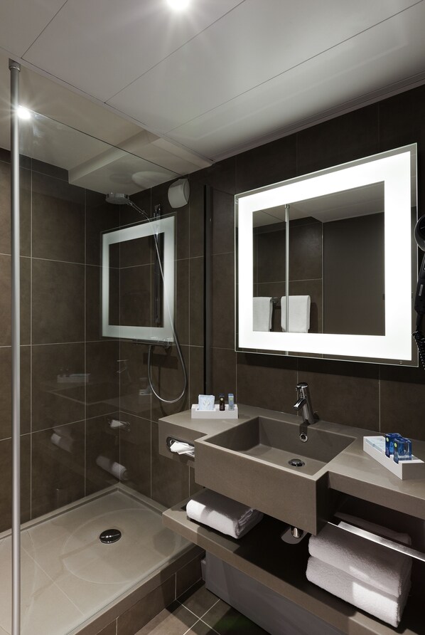 Articles de toilette écologiques, sèche-cheveux, serviettes fournies