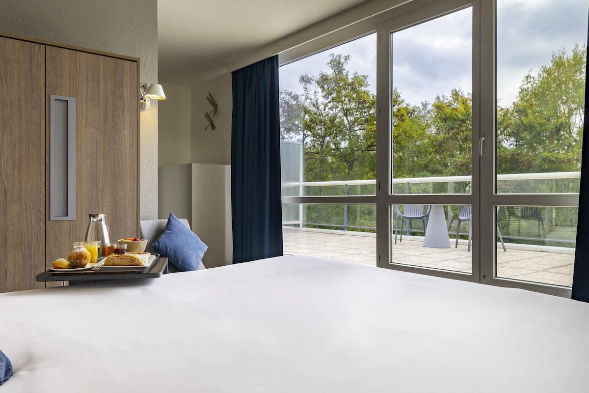 Kamar Eksekutif, 1 Tempat Tidur Queen, teras | Minibar, brankas, meja kerja, dan tirai kedap cahaya