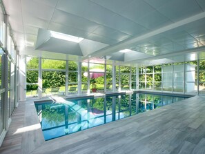 Inomhuspool, öppet 08.00 till 22.00, parasoller och solstolar