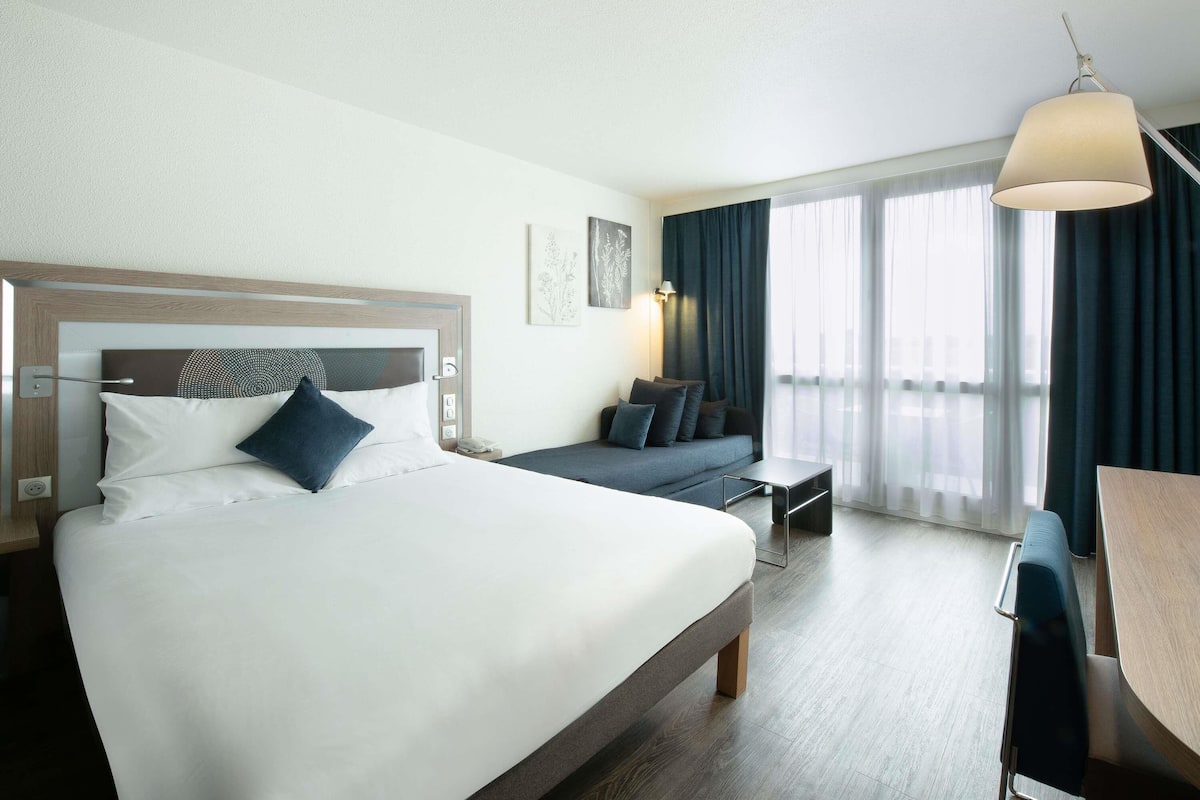 Minibar, in-room safe, desk, blackout drapes