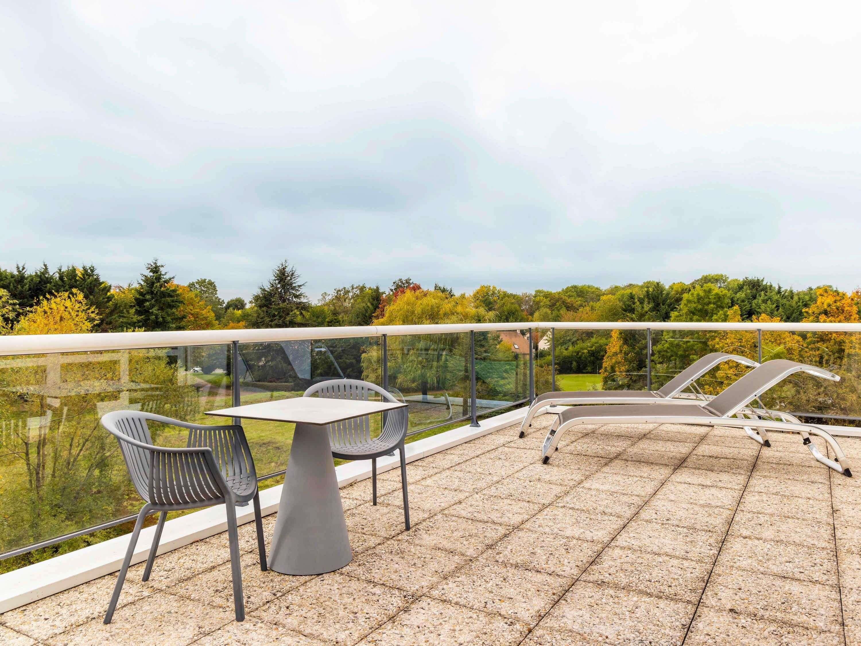 Executive kamer, 1 queensize bed, terras | Een minibar, een kluis op de kamer, een bureau, verduisterende gordijnen