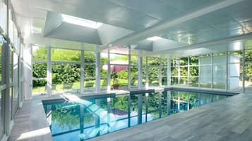 Inomhuspool, öppet 08.00 till 22.00, parasoller och solstolar