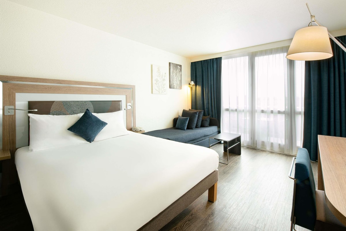 Superior Room, 1 Katil Ratu (Queen) dengan Katil Sofa, Balcony | Bar mini, peti besi dalam bilik, meja, langsir/tirai gelap terus