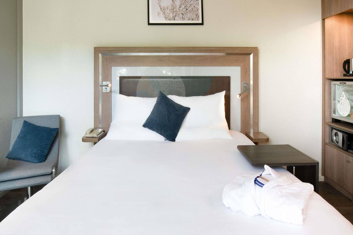 Executive Room, 1 Queen Bed, Terrace | Minibar, in-room safe, desk, blackout curtains