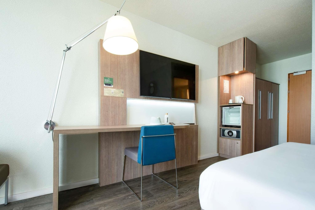 Superior Room, 1 Queen Bed with Sofa bed, Balcony | Minibar, in-room safe, desk, blackout drapes