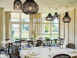 Breakfast, lunch, dinner served; French cuisine