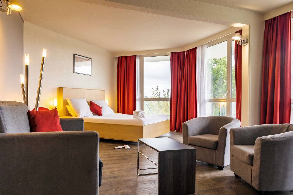 Suite, 1 Queen Bed, Balcony