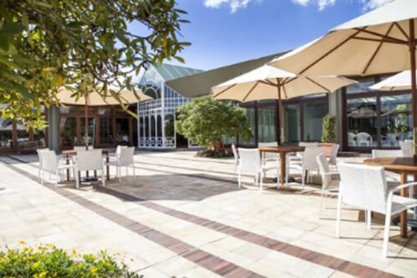 Piscine couverte, accès possible de 07 h 00 à 22 h 00, chaises longues