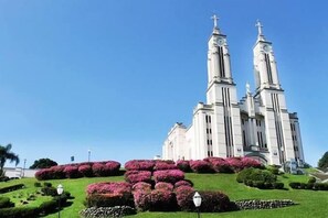 Una iglesia grande con dos torres altas y un reloj en cada torre.