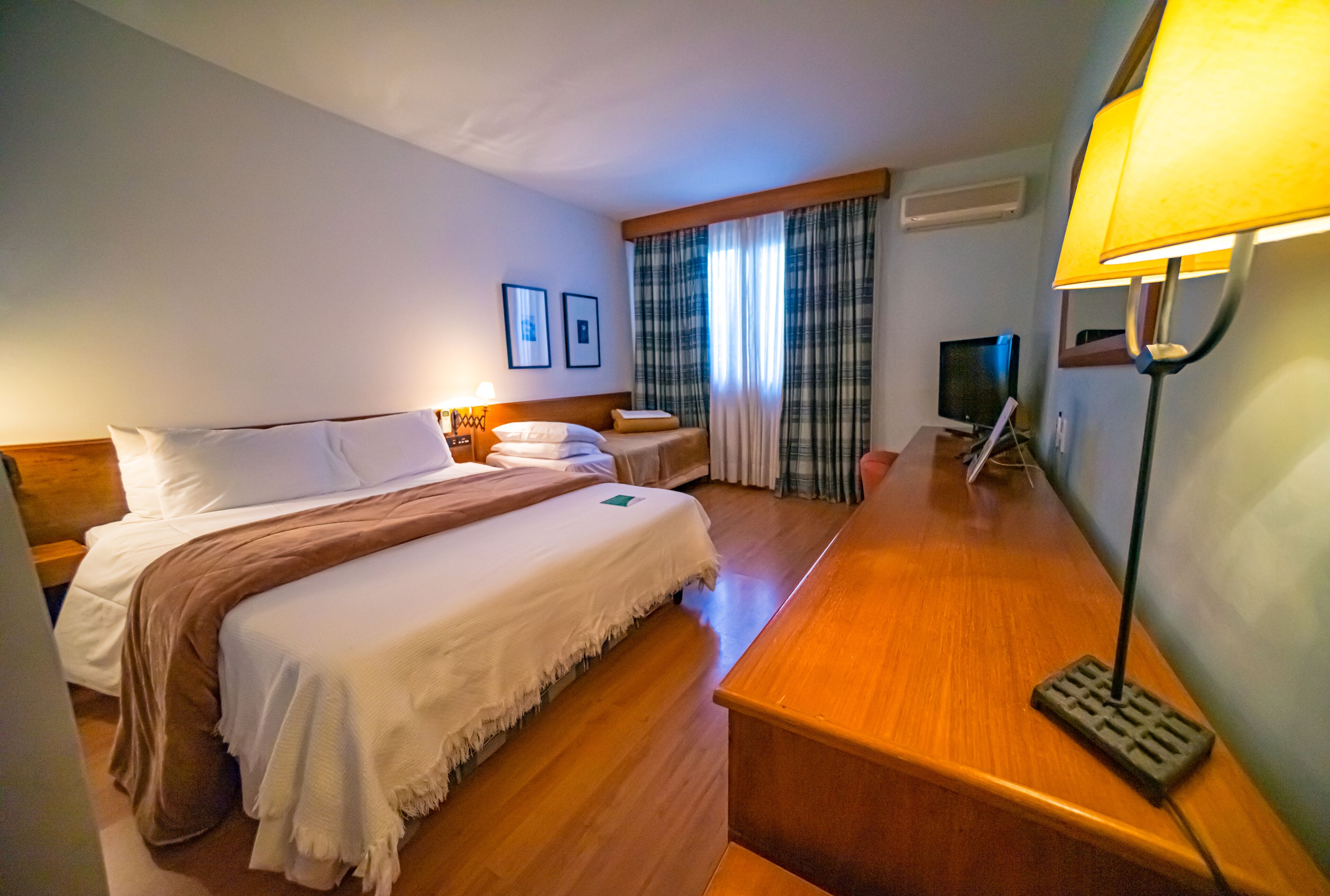 standard triple room | 1 bedroom, minibar, in-room safe, desk