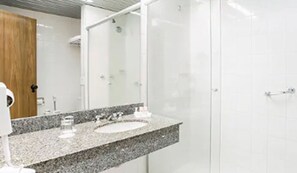 Shower, hair dryer, towels - Serra Alta Hotel (Sao Bento do Sul)