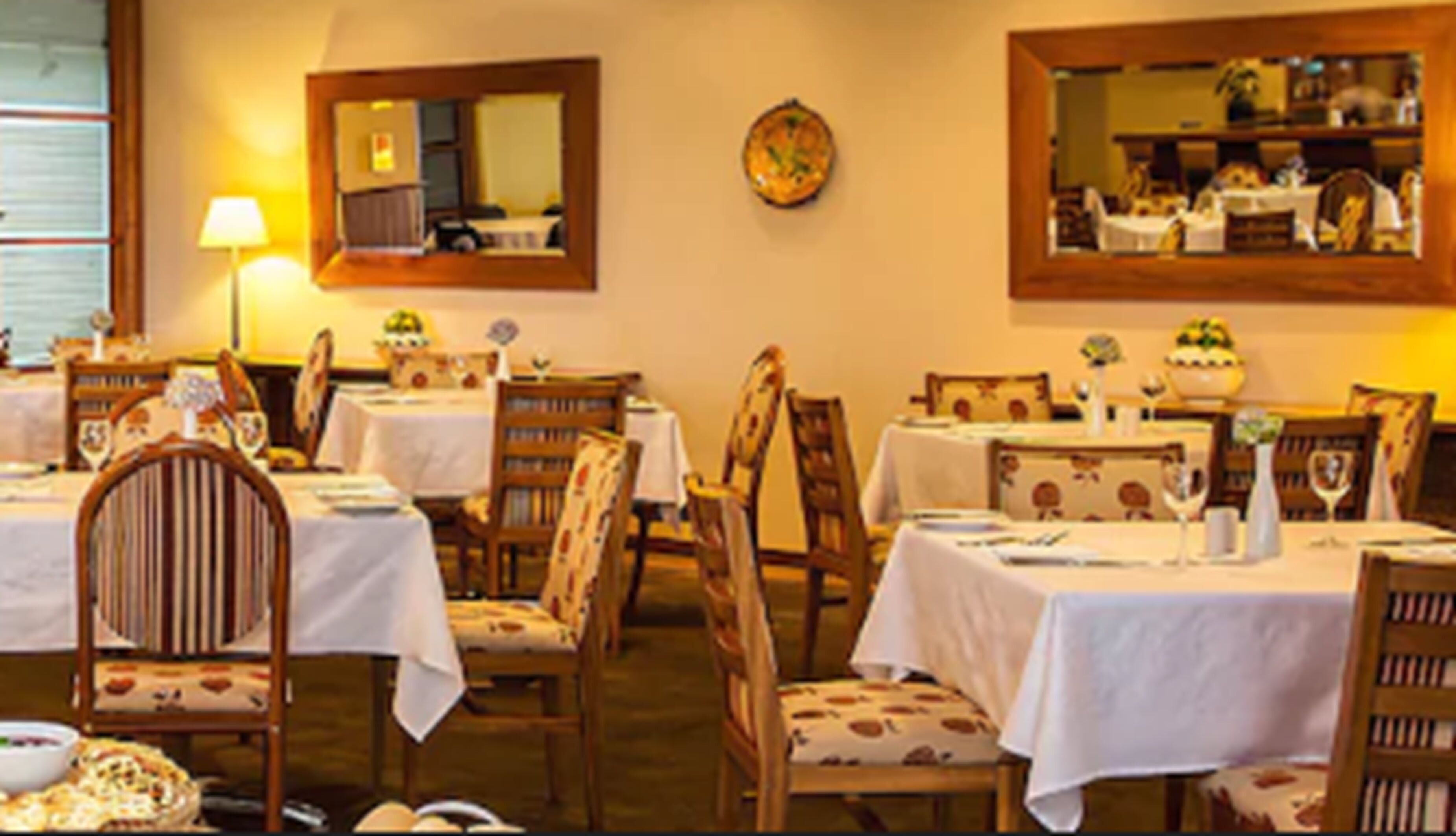 lunch and dinner served, international cuisine