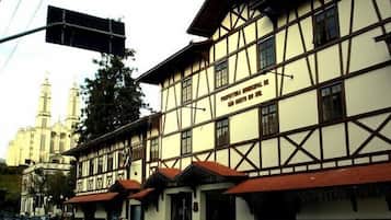 Un edificio tradizionale con struttura a graticcio e un cartello che recita "Prefeitura Municipal de São Bento do Sul".