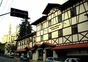 Un edificio tradicional con entramado de madera y un letrero que dice "Prefeitura Municipal de São Bento do Sul".