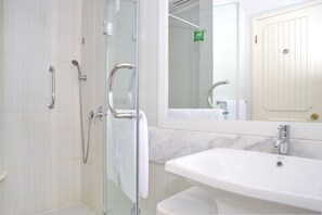 Shower, hair dryer, towels - ibis Styles Dahab Lagoon (Dahab)