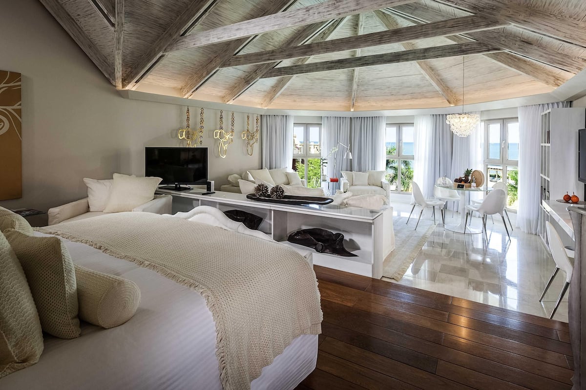 Suite, 1 cama King size, vista al océano (Legend Suite) | Ropa de cama de alta calidad, edredón y minibar