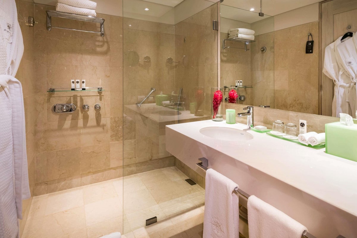 Premium bedding, down duvets, minibar, in-room safe