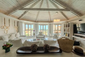 Svit - 1 kingsize-säng - havsutsikt (Legend Suite) | Sängtillbehör av högsta kvalitet, duntäcken och minibar