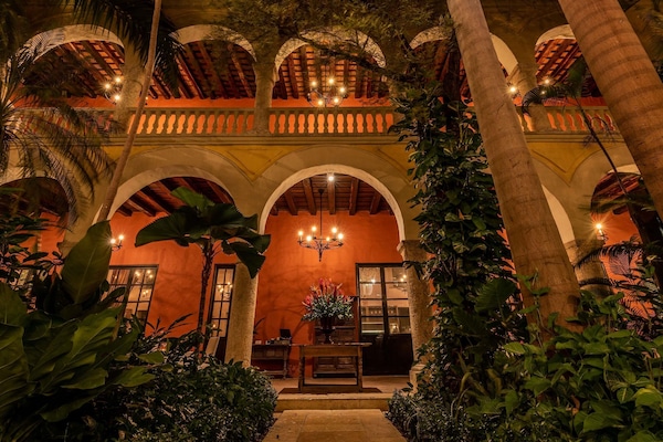 2 restaurants; breakfast, lunch, and dinner served