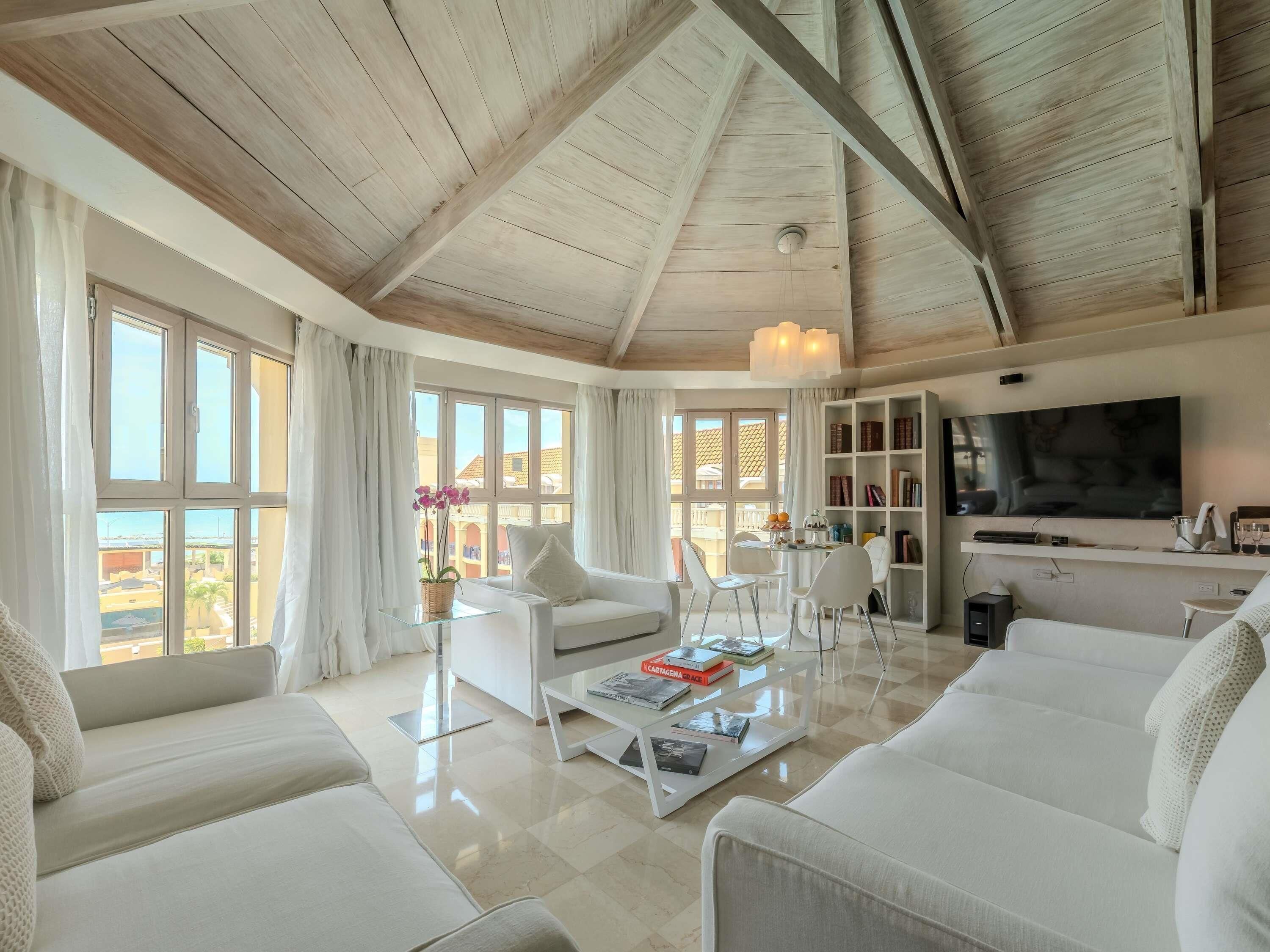 Seprai premium, selimut bulu angsa, minibar, dan brankas