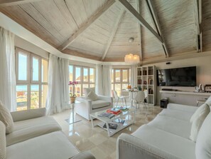 套房, 1 张特大床, 海洋景观 (Legend Suite) | 高档床上用品、羽绒被、迷你吧、客房内保险箱