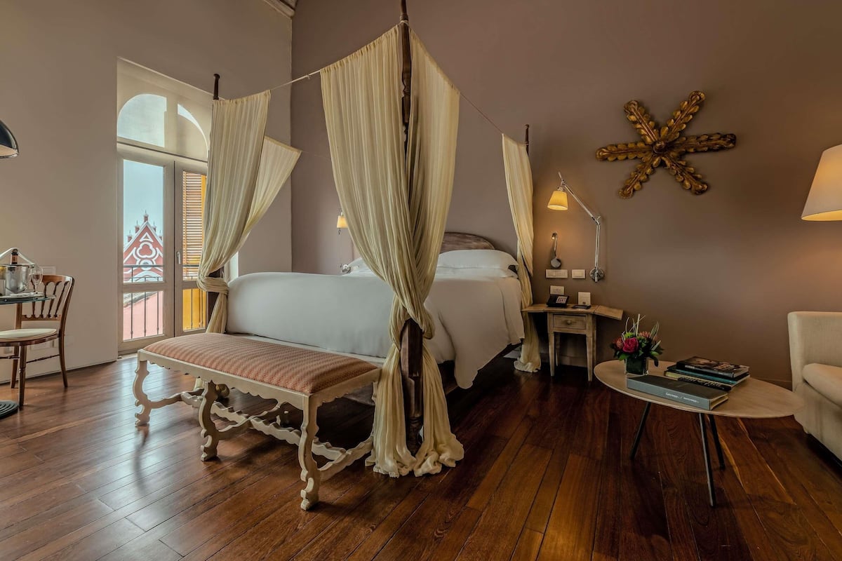 Junior Suite, 1 King Bed (Colonial)