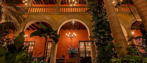 2 restaurants; breakfast, lunch, and dinner served
