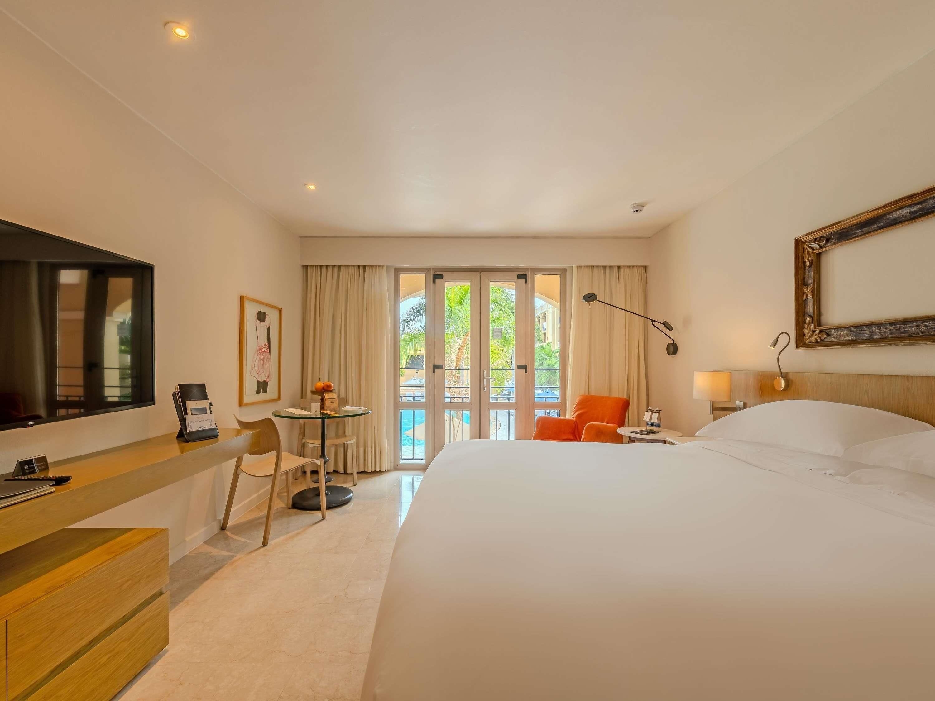 Chambre Classique, 1 très grand lit (Interior view) | Literie de qualité supérieure, couette en duvet d'oie, minibar