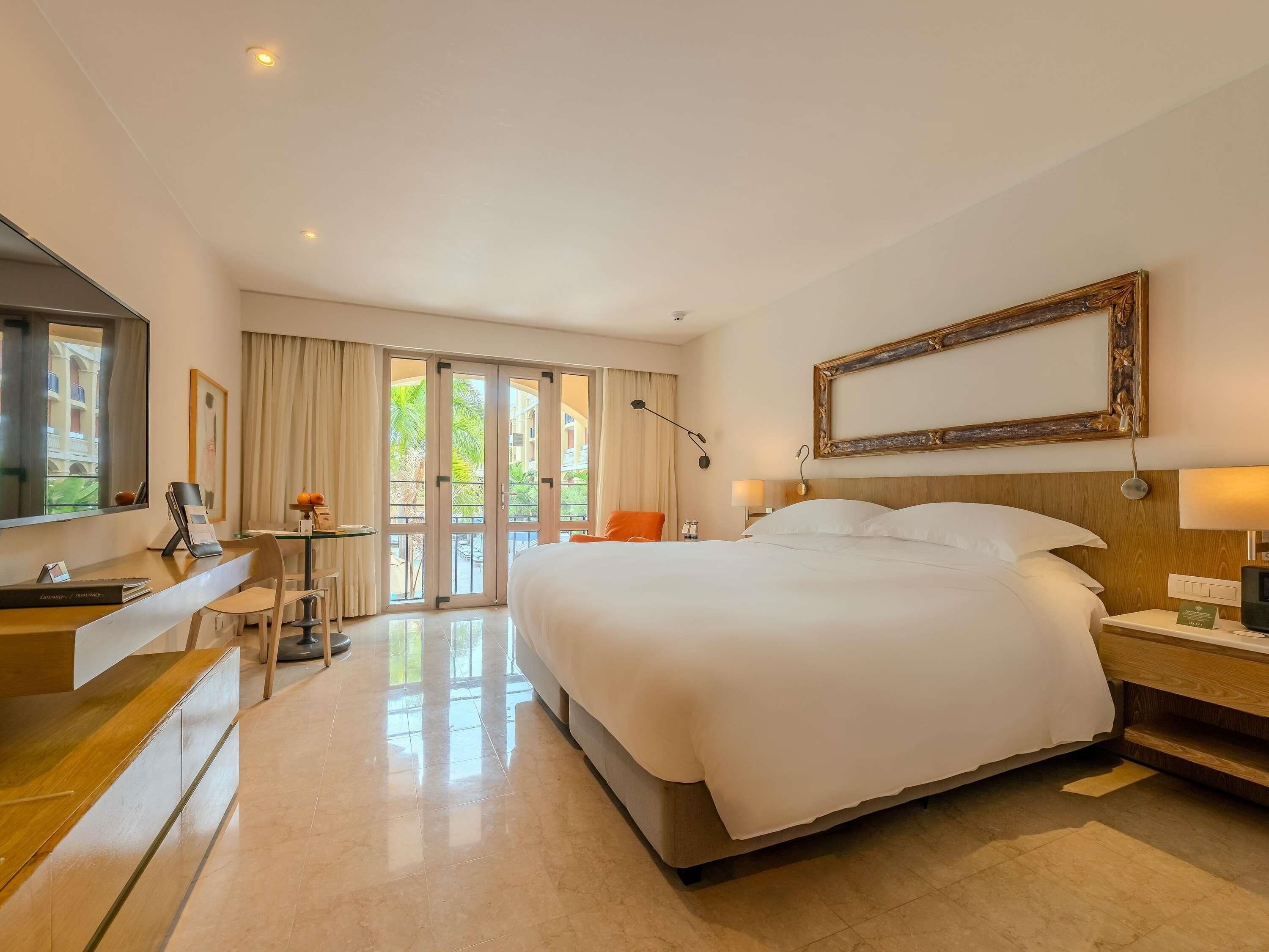 Classic Room, 1 King Bed (Interior view) | Premium bedding, down comforters, minibar, in-room safe