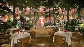 2 restaurants; breakfast, lunch, and dinner served